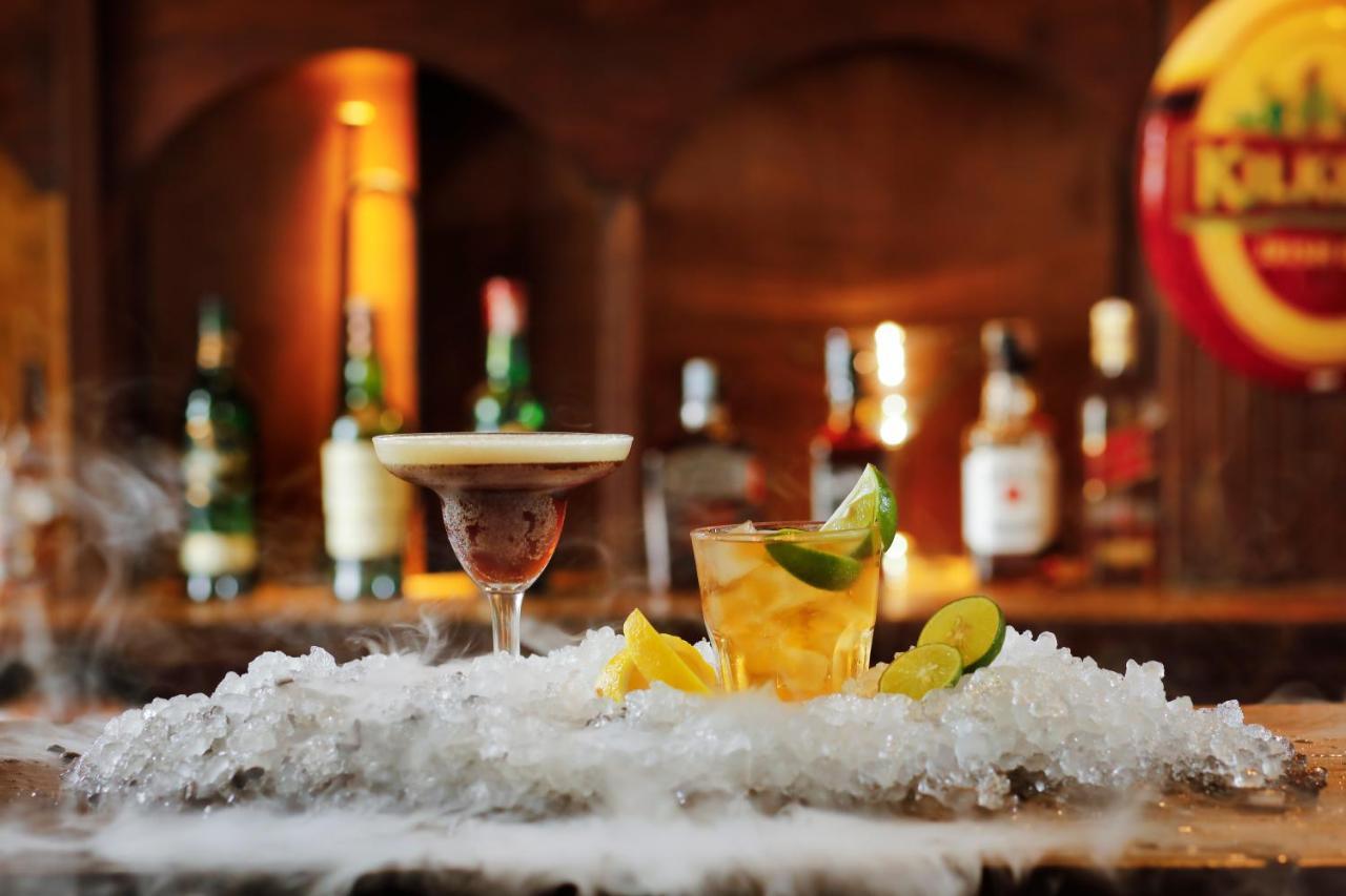 Bali Dynasty Resort Кута Экстерьер фото Cocktails at the bar