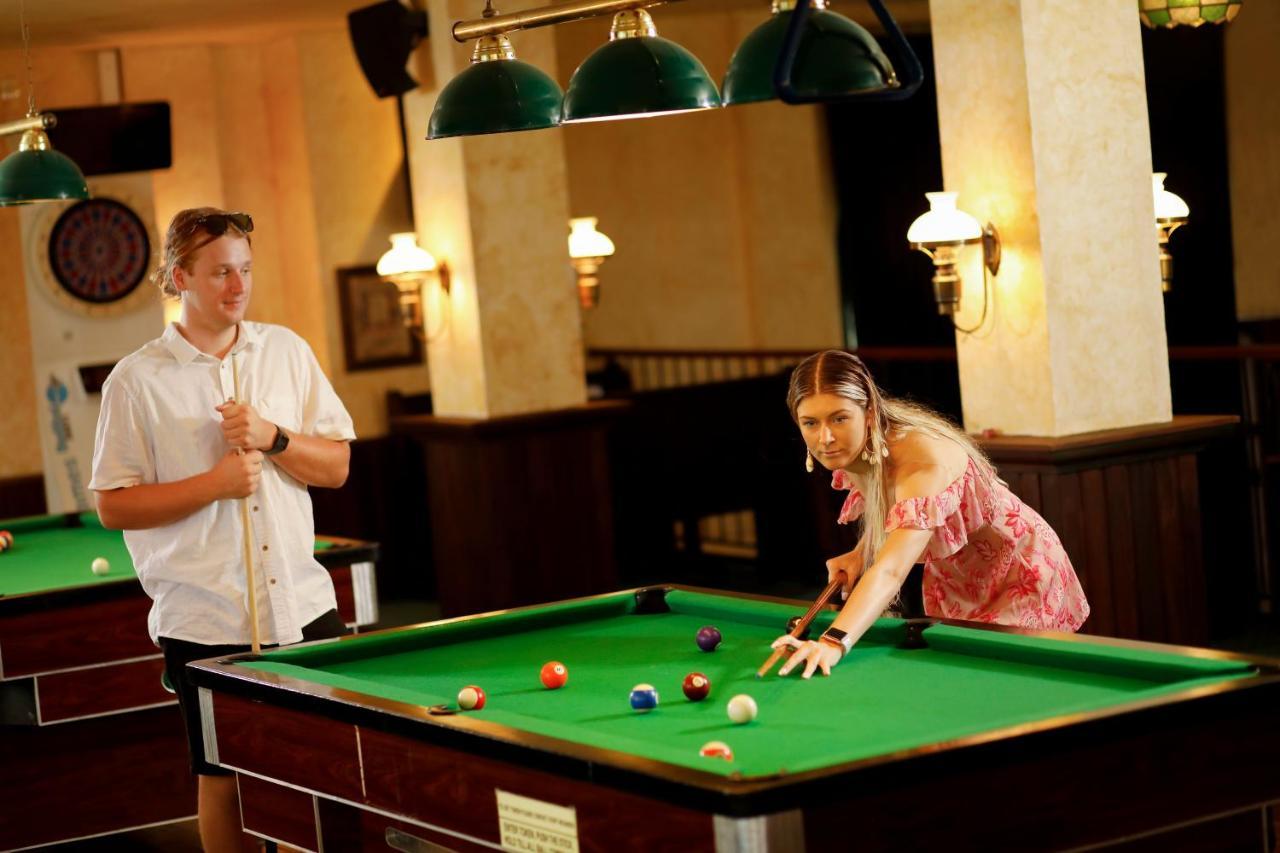 Bali Dynasty Resort Кута Экстерьер фото A pool table