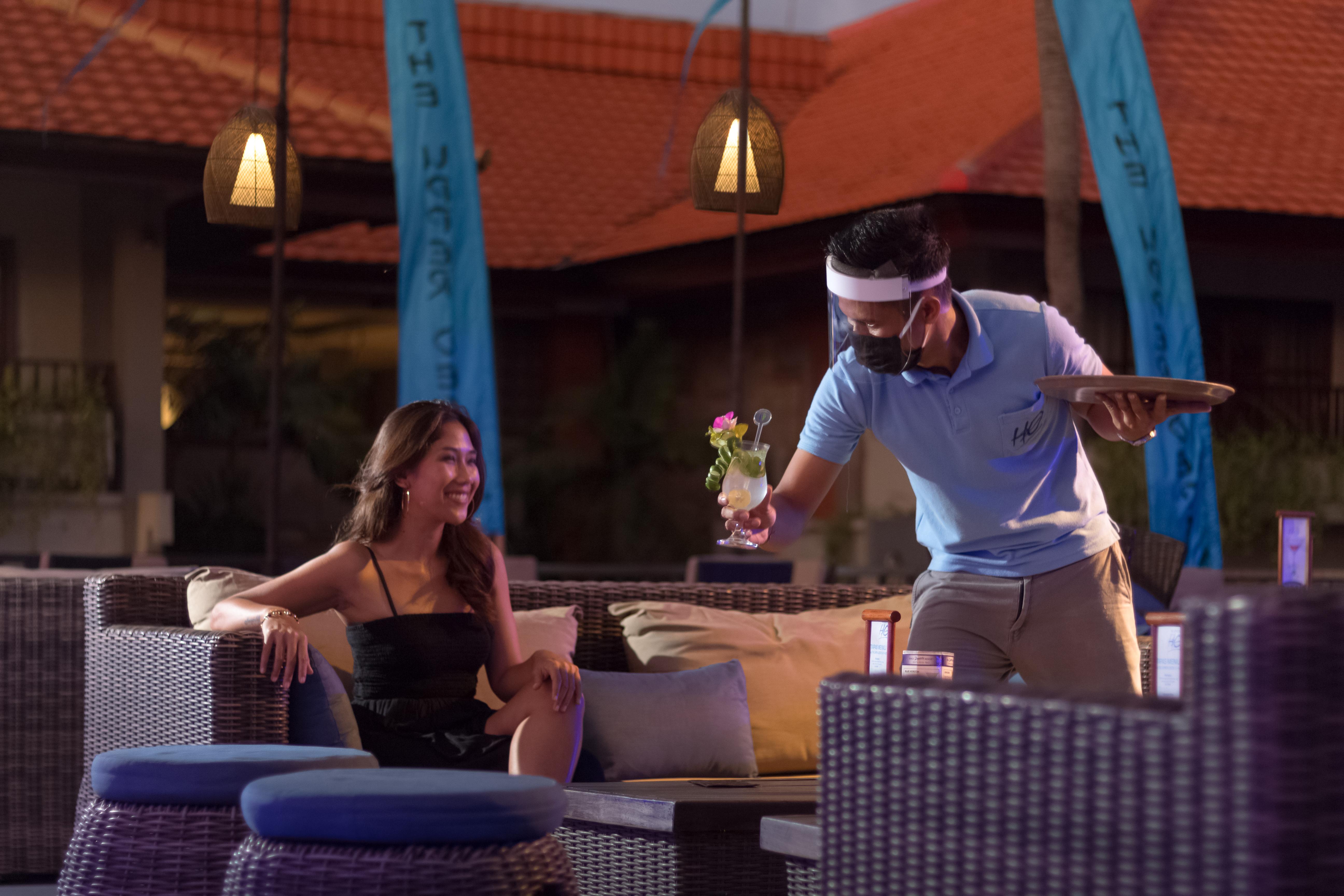 Bali Dynasty Resort Кута Экстерьер фото A butler serving a guest at a resort