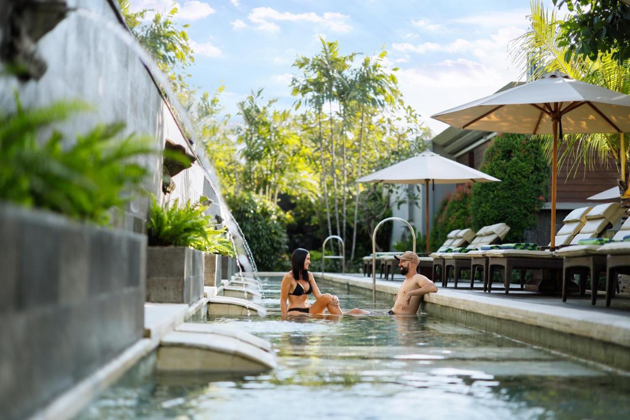 Bali Dynasty Resort Кута Экстерьер фото The swimming pool at the hotel