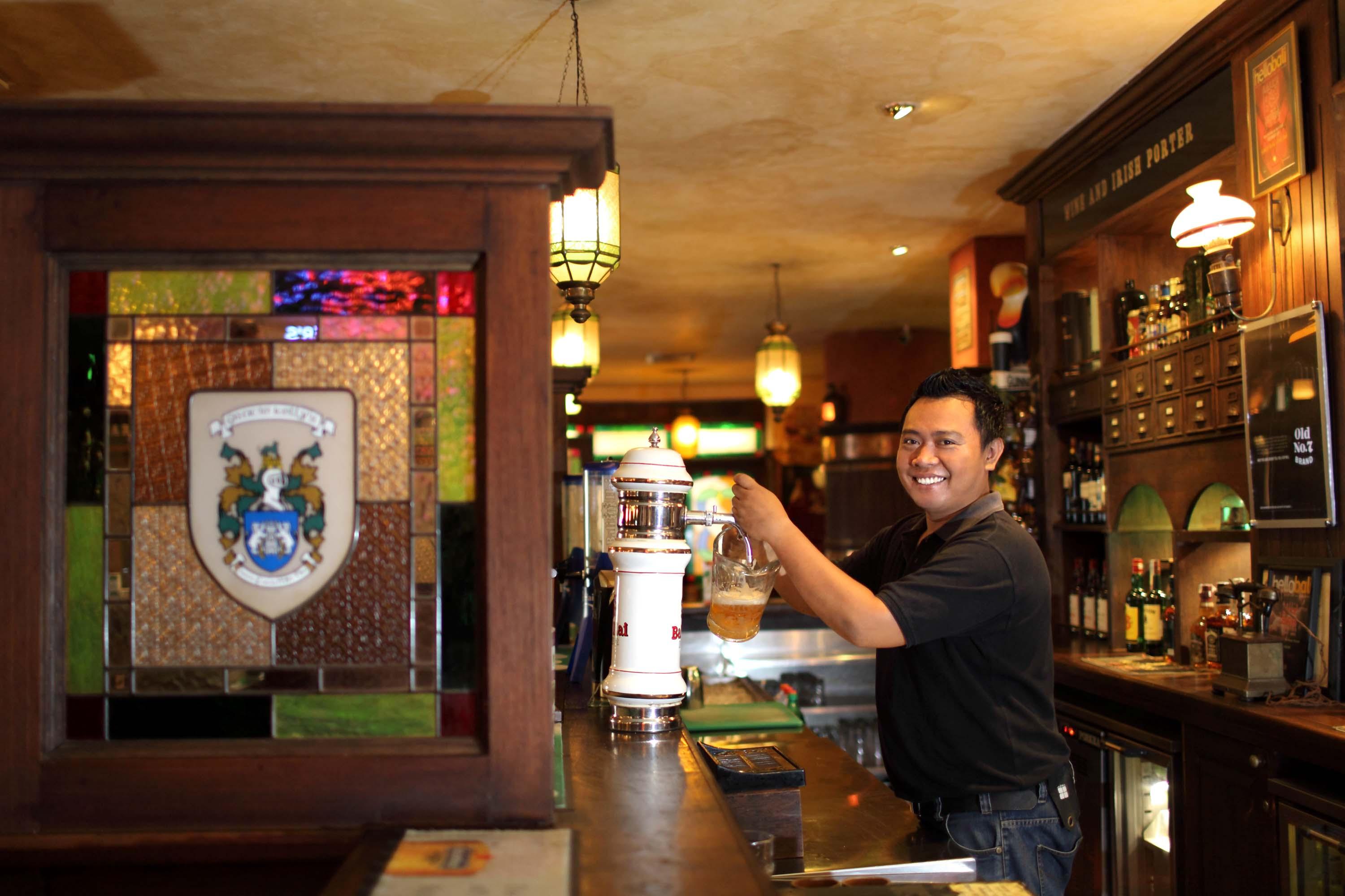 Bali Dynasty Resort Кута Экстерьер фото A bartender at work