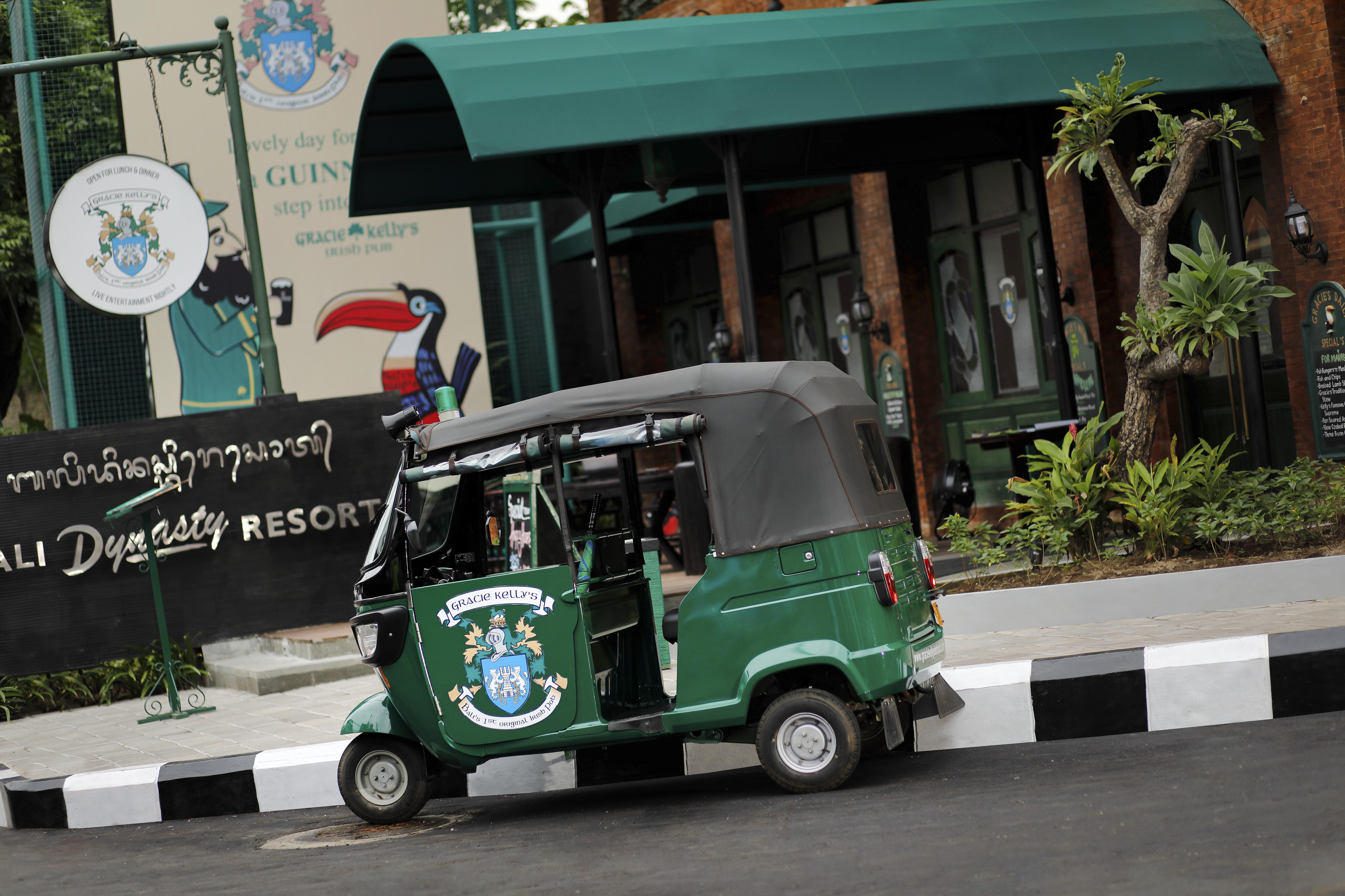 Bali Dynasty Resort Кута Экстерьер фото A tuk-tuk in Vientiane