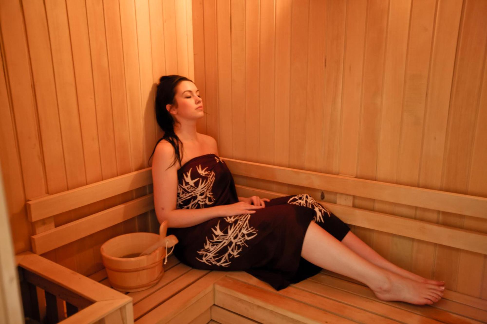 Bali Dynasty Resort Кута Экстерьер фото A woman in a sauna