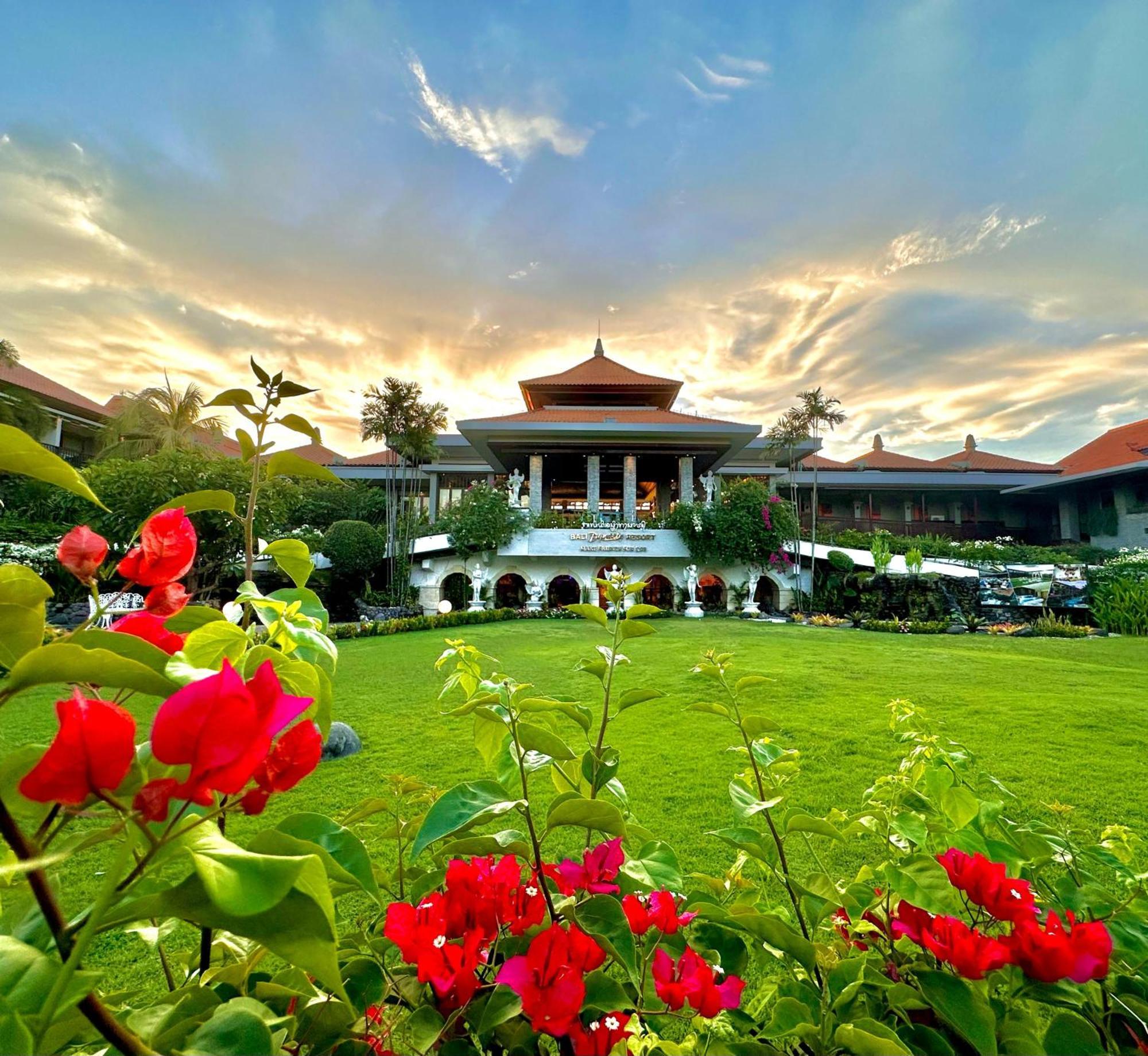 Bali Dynasty Resort Кута Экстерьер фото The main building of the university