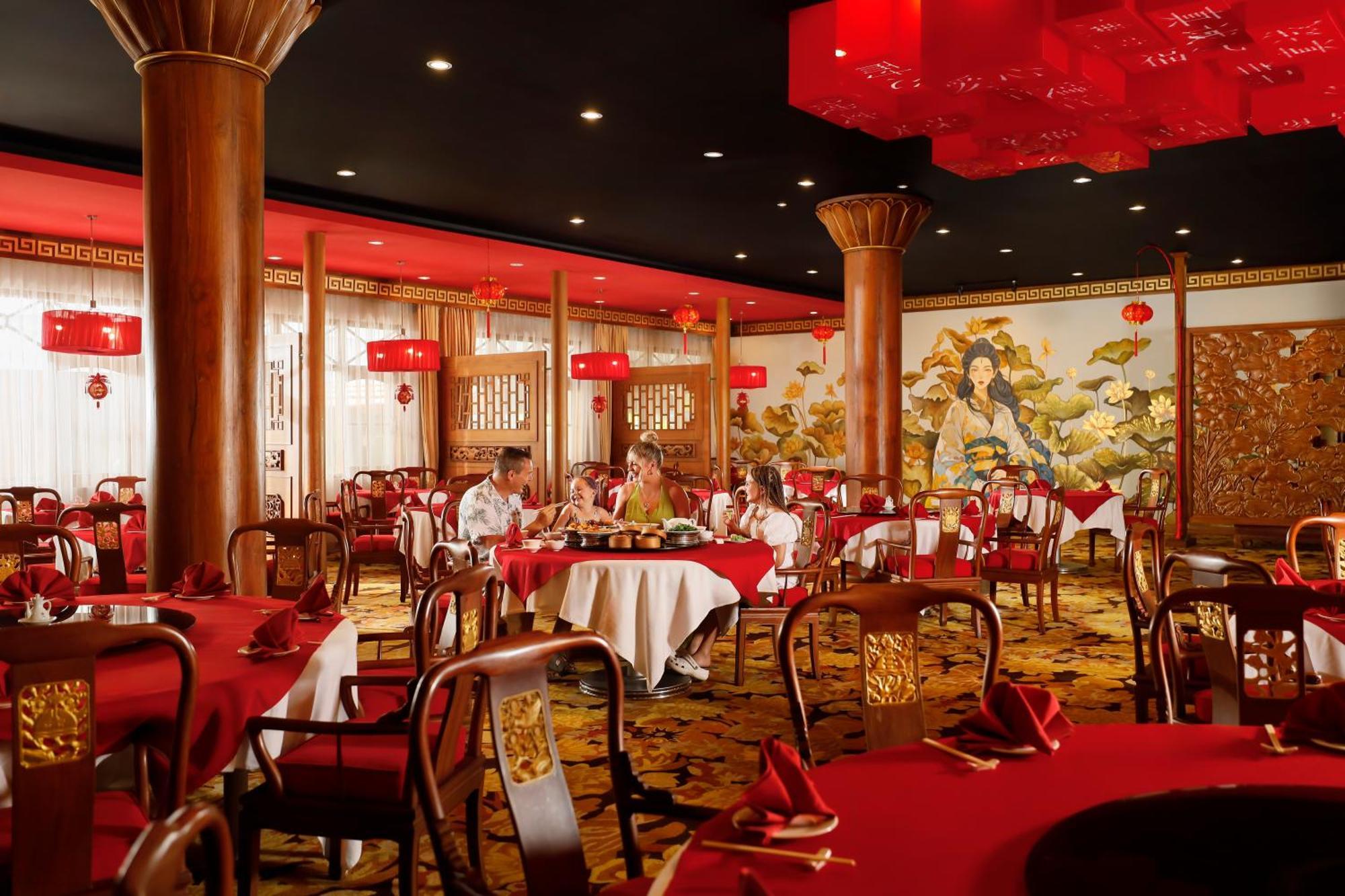 Bali Dynasty Resort Кута Экстерьер фото The interior of the restaurant
